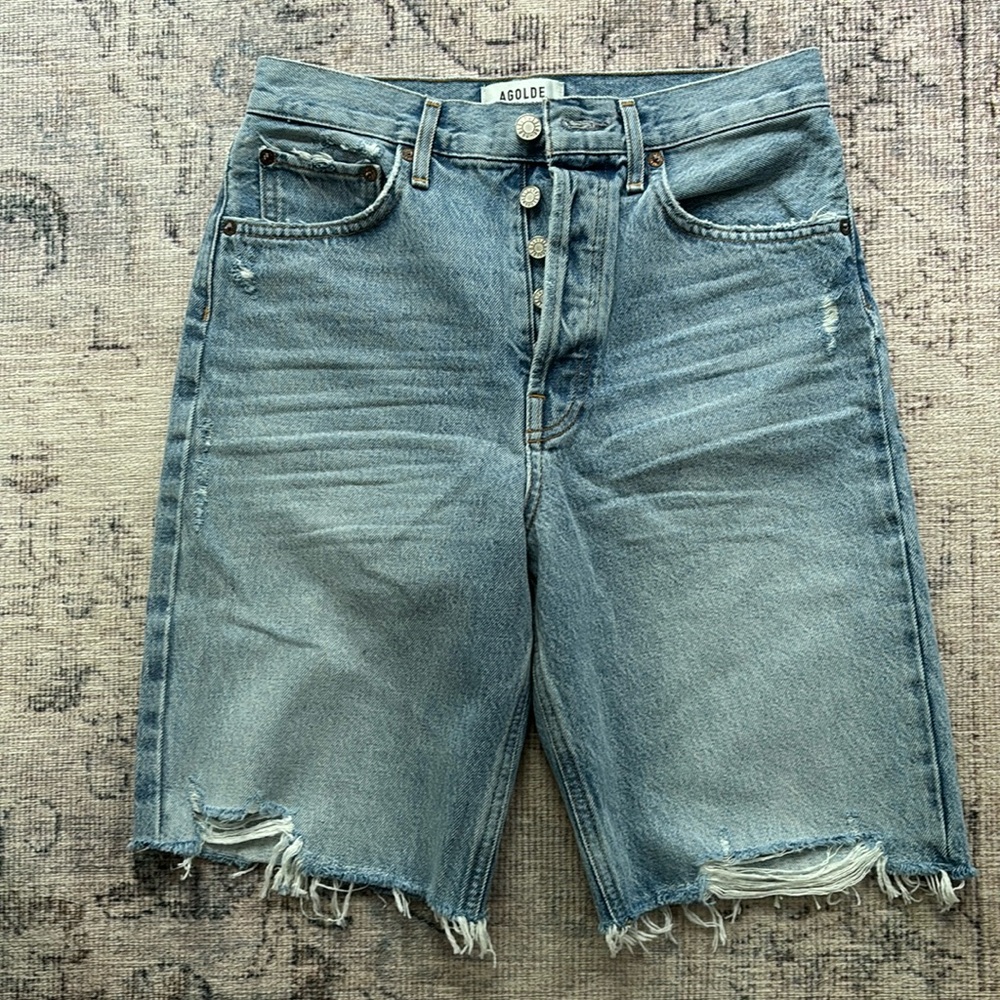 AGOLDE Short mid rise loose shorts. Light distressing and frayed hems